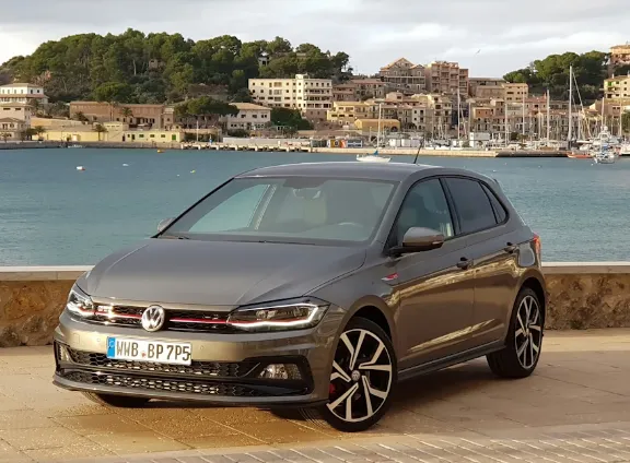 Sveobuhvatna recenzija Volkswagena Pola. Saznajte sve o performansama, stvarnoj potrošnji goriva, iskustvima vozača i savjetima za jeftino održavanje ovog gradskog klasika.
